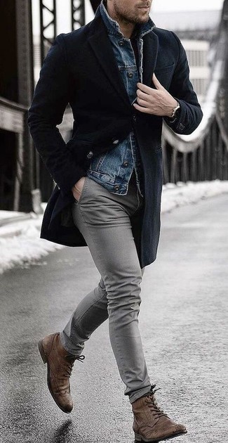 Quale giacca di jeans indossare con stivaletti brogue marrone scuro quando fa gelo: Vestiti con una giacca di jeans e chino grigi per affrontare con facilità la tua giornata. Perché non aggiungere un paio di stivaletti brogue marrone scuro per un tocco di stile in più?