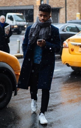 Come indossare e abbinare una sciarpa grigia per un uomo di 30 anni quando fa gelo: Indossa un soprabito blu scuro e una sciarpa grigia per un'atmosfera casual-cool. Un paio di sneakers basse in pelle bianche si abbina alla perfezione a una grande varietà di outfit.