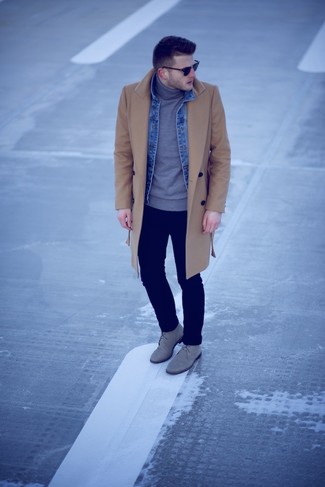 Come indossare e abbinare chukka grigie in autunno 2024: Mostra il tuo stile in un soprabito marrone chiaro con jeans blu scuro, perfetto per il lavoro. Mettiti un paio di chukka grigie per avere un aspetto più rilassato. È buona idea per le temperature autunnali!