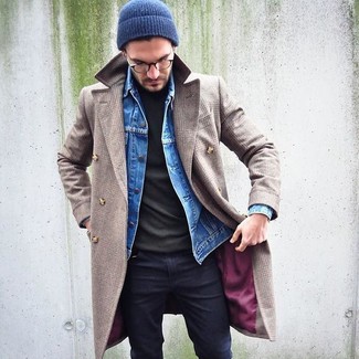 Come indossare e abbinare una giacca blu scuro per un uomo di 30 anni quando fa gelo: Scegli un outfit composto da una giacca blu scuro e jeans aderenti neri per un fantastico look da sfoggiare nel weekend.