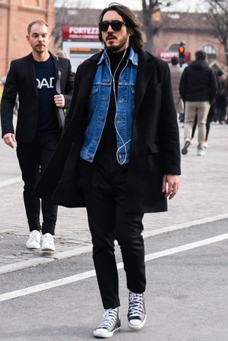 Quale giacca di jeans indossare con chino neri per un uomo di 30 anni: Per un outfit quotidiano pieno di carattere e personalità, prova ad abbinare una giacca di jeans con chino neri. Se non vuoi essere troppo formale, scegli un paio di sneakers alte di tela nere e bianche come calzature.
