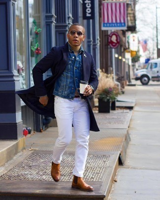 Come indossare e abbinare una giacca di jeans blu per un uomo di 20 anni: Potresti indossare una giacca di jeans blu e jeans bianchi per un fantastico look da sfoggiare nel weekend. Sfodera il gusto per le calzature di lusso e calza un paio di stivali chelsea in pelle terracotta.