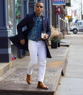 Quale giacca di jeans indossare con stivali chelsea marroni per un uomo di 20 anni in modo smart-casual: Scegli una giacca di jeans e jeans bianchi per un fantastico look da sfoggiare nel weekend. Abbellisci questo completo con un paio di stivali chelsea marroni.