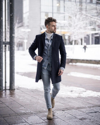 Quale giacca di jeans indossare con un soprabito blu scuro per un uomo di 30 anni in modo smart-casual: Opta per un soprabito blu scuro e una giacca di jeans per un abbigliamento elegante ma casual. Per le calzature, scegli lo stile classico con un paio di stivali chelsea in pelle scamosciata beige.