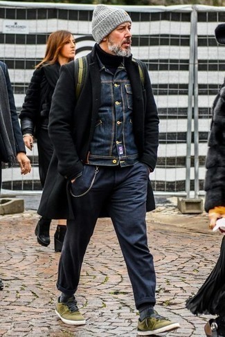 Look alla moda per uomo: Soprabito nero, Giacca di jeans blu scuro, Dolcevita nero, Chino blu scuro