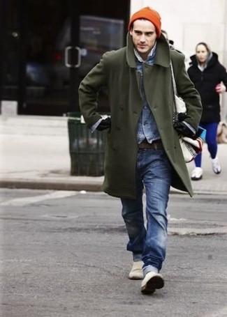 Look alla moda per uomo: Soprabito verde oliva, Giacca di jeans blu, Jeans blu, Sneakers senza lacci bianche