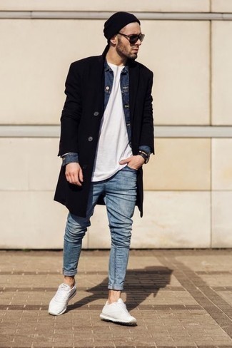 Quale soprabito indossare con una giacca di jeans blu scuro quando fa freddo: Mostra il tuo stile in un soprabito con una giacca di jeans blu scuro per un look davvero alla moda. Per un look più rilassato, scegli un paio di scarpe sportive bianche.