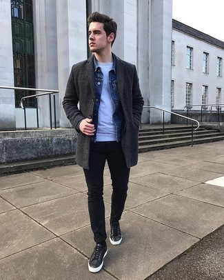 Quale jeans aderenti indossare con una giacca di jeans blu: Indossa una giacca di jeans blu con jeans aderenti per un look trendy e alla mano. Sneakers basse in pelle nere sono una buona scelta per completare il look.
