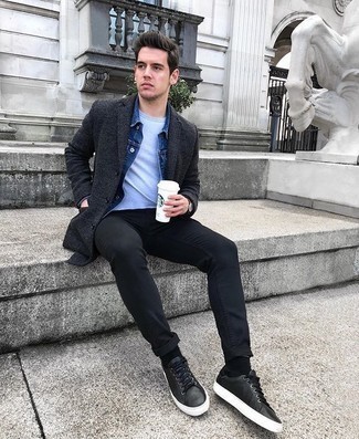 Quale soprabito indossare con jeans neri per un uomo di 20 anni: Abbina un soprabito con jeans neri per un drink dopo il lavoro. Sneakers basse in pelle nere creeranno un piacevole contrasto con il resto del look.