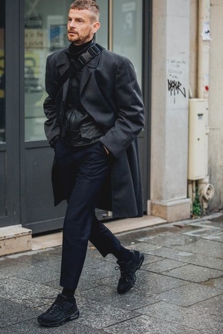 Quale chino indossare con una giacca harrington nera quando fa freddo: Abbina una giacca harrington nera con chino per un pranzo domenicale con gli amici. Per un look più rilassato, indossa un paio di scarpe sportive nere.