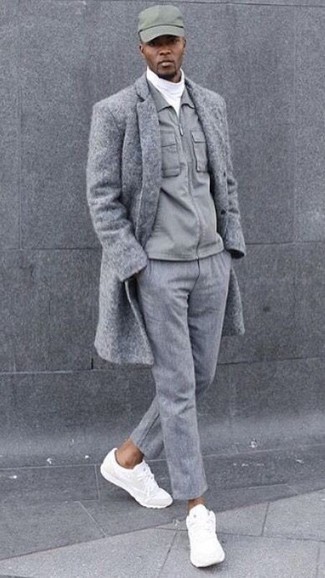 Quale scarpe sportive indossare con un soprabito grigio quando fa gelo in modo smart-casual: Vestiti con un soprabito grigio e pantaloni eleganti di lana grigi come un vero gentiluomo. Se non vuoi essere troppo formale, indossa un paio di scarpe sportive.