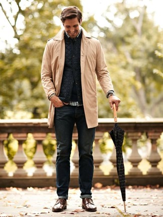 Quale jeans indossare con scarpe derby marroni quando fa freddo: Coniuga un soprabito marrone chiaro con jeans per un abbigliamento elegante ma casual. Sfodera il gusto per le calzature di lusso e mettiti un paio di scarpe derby marroni.