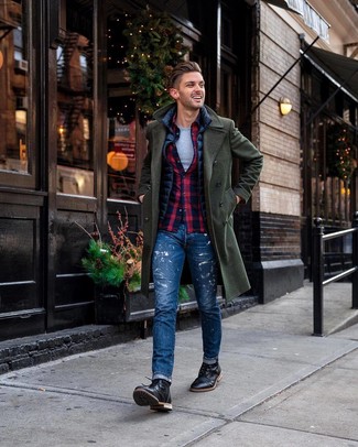 Come indossare e abbinare jeans blu con stivali in pelle neri: Potresti abbinare un soprabito verde scuro con jeans blu, perfetto per il lavoro. Stivali in pelle neri sono una eccellente scelta per completare il look.