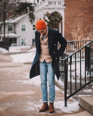 Come indossare e abbinare una berretto arancione in inverno 2025: Indossa un soprabito blu scuro con una berretto arancione per una sensazione di semplicità e spensieratezza. Sfodera il gusto per le calzature di lusso e indossa un paio di stivali chelsea in pelle scamosciata marroni. È buona scelta per essere elegantemente alla moda questo inverno!