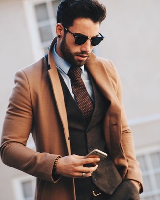 Come indossare e abbinare una cravatta a pois terracotta quando fa gelo: Indossa un soprabito marrone chiaro e una cravatta a pois terracotta per un look elegante e alla moda.
