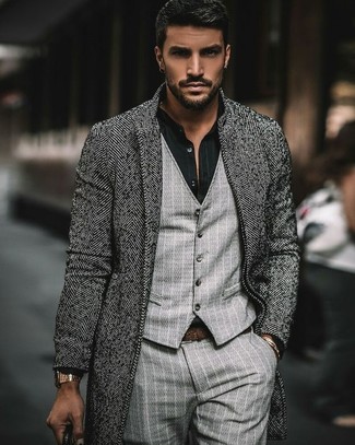 Come indossare e abbinare un gilet grigio scuro per un uomo di 30 anni quando fa gelo: Indossa un gilet grigio scuro e pantaloni eleganti a righe verticali grigi per un look elegante e di classe.