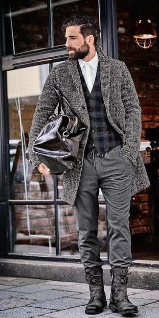 Quale chino indossare con un soprabito grigio per un uomo di 30 anni: Indossa un soprabito grigio con chino per creare un look smart casual. Stivali al ginocchio neri sono una buona scelta per completare il look.