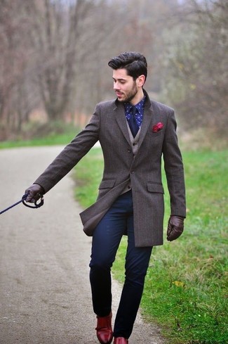 Look alla moda per uomo: Soprabito marrone scuro, Gilet di lana beige, Camicia elegante stampata blu scuro, Chino blu scuro