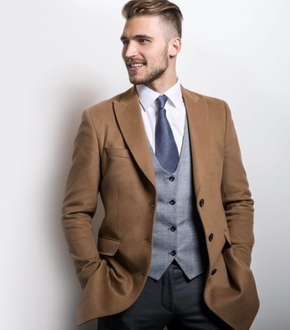 Quale camicia elegante indossare con un soprabito marrone chiaro: Combina un soprabito marrone chiaro con una camicia elegante come un vero gentiluomo.