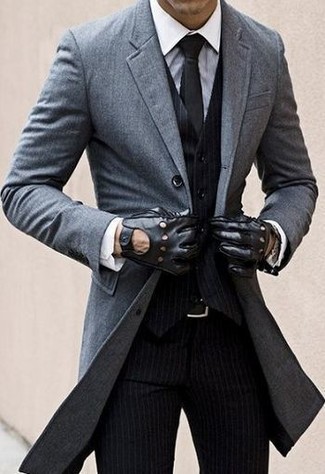 Come indossare e abbinare un gilet a righe verticali nero quando fa freddo in modo formale: Scegli un gilet a righe verticali nero e pantaloni eleganti a righe verticali neri per un look elegante e di classe.