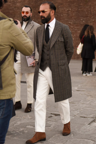 Come indossare e abbinare pantaloni eleganti con chukka per un uomo di 40 anni in modo formale: Coniuga un soprabito scozzese marrone scuro con pantaloni eleganti per un look elegante e alla moda. Abbina questi abiti a un paio di chukka.