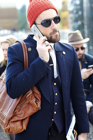 Come indossare e abbinare una berretto rossa e nera: Combina un soprabito blu scuro con una berretto rossa e nera per una sensazione di semplicità e spensieratezza.