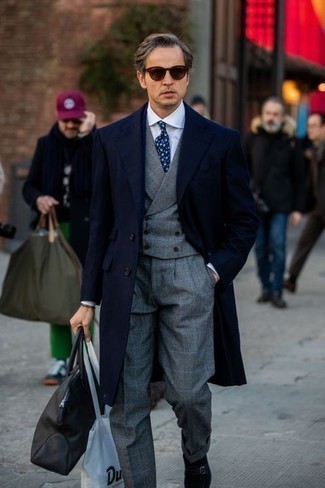 Look alla moda per uomo: Soprabito blu scuro, Gilet di lana scozzese grigio, Camicia elegante bianca, Pantaloni eleganti di lana scozzesi grigi