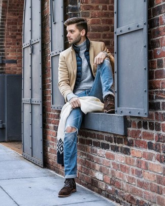 Quale jeans indossare con un soprabito beige per un uomo di 30 anni in modo casual: Potresti indossare un soprabito beige e jeans per un look trendy e alla mano. Stivali casual in pelle scamosciata marrone scuro sono una valida scelta per completare il look.