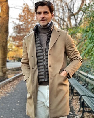 Come indossare e abbinare un orologio grigio per un uomo di 30 anni quando fa freddo: Vestiti con un soprabito marrone chiaro e un orologio grigio per una sensazione di semplicità e spensieratezza.