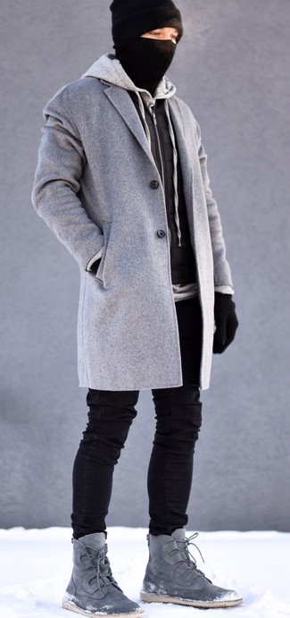Come indossare e abbinare stivali grigio scuro per un uomo di 17 anni quando fa freddo: Prova ad abbinare un soprabito grigio con jeans aderenti neri per vestirti casual. Perfeziona questo look con un paio di stivali grigio scuro.