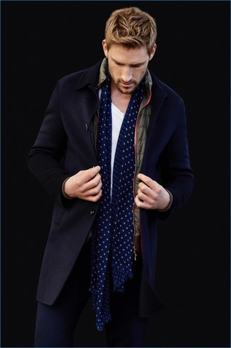 Come indossare e abbinare una sciarpa a pois blu scuro per un uomo di 30 anni quando fa gelo: Potresti combinare un soprabito blu scuro con una sciarpa a pois blu scuro per un outfit rilassato ma alla moda.