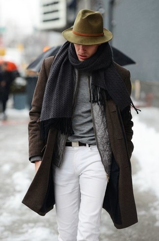 Come indossare e abbinare una cintura marrone per un uomo di 30 anni quando fa gelo: Prova a combinare un soprabito marrone scuro con una cintura marrone per un look comfy-casual.