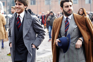 Come indossare e abbinare una giacca a righe verticali per un uomo di 30 anni quando fa freddo: Potresti indossare una giacca a righe verticali e un soprabito grigio per un look elegante e alla moda.