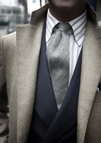 Come indossare e abbinare un soprabito grigio quando fa gelo in modo formale: Scegli un soprabito grigio e un blazer grigio scuro per una silhouette classica e raffinata