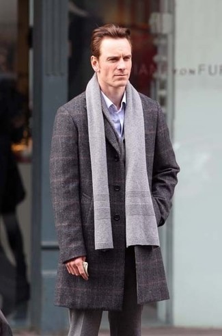 Come indossare e abbinare pantaloni eleganti di lana grigio scuro quando fa freddo in modo formale: Indossa un soprabito scozzese grigio e pantaloni eleganti di lana grigio scuro per essere sofisticato e di classe.
