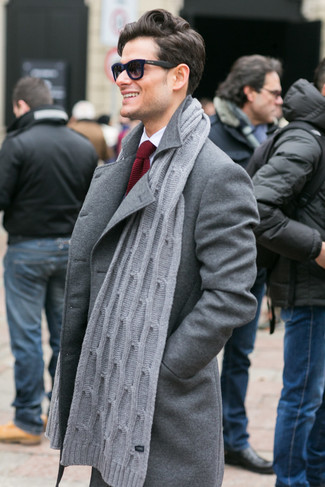 Come indossare e abbinare una sciarpa lavorata a maglia grigio scuro per un uomo di 30 anni: Potresti abbinare un soprabito grigio con una sciarpa lavorata a maglia grigio scuro per un look comfy-casual.