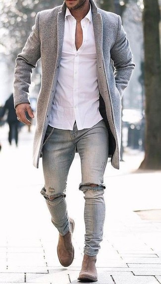 Quale jeans aderenti indossare con stivali chelsea marrone chiaro per un uomo di 30 anni quando fa freddo: Opta per un soprabito grigio e jeans aderenti per un look spensierato e alla moda. Scegli un paio di stivali chelsea marrone chiaro per dare un tocco classico al completo.