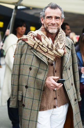 Come indossare e abbinare un soprabito scozzese grigio per un uomo di 50 anni in primavera 2025: Coniuga un soprabito scozzese grigio con chino bianchi per un abbigliamento elegante ma casual. Una stupenda idea per i mesi primaverili!