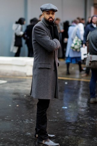 Look alla moda per uomo: Soprabito grigio, Chino neri, Stivali chelsea in pelle grigio scuro, Coppola grigia