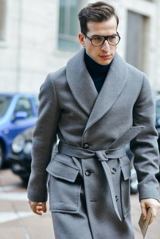 Come indossare e abbinare un soprabito grigio quando fa caldo in modo smart-casual: Scegli un outfit composto da un soprabito grigio e un dolcevita blu scuro per essere elegante ma non troppo formale.