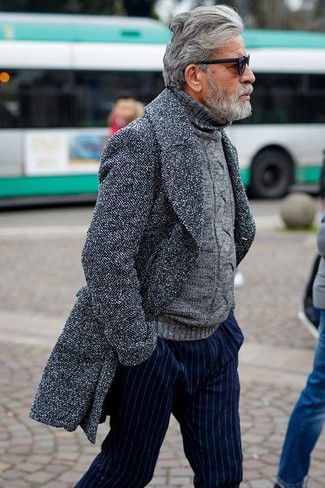 Come indossare e abbinare un cappotto per un uomo di 60 anni: Mostra il tuo stile in un cappotto con pantaloni eleganti a righe verticali blu scuro per un look elegante e alla moda.