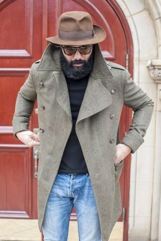 Come indossare e abbinare un borsalino per un uomo di 30 anni quando fa freddo: Indossa un soprabito grigio e un borsalino per un'atmosfera casual-cool.