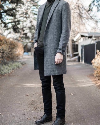 Come indossare e abbinare jeans neri in modo smart-casual: Metti un soprabito grigio e jeans neri per un look davvero alla moda. Stivali casual in pelle neri sono una interessante scelta per completare il look.