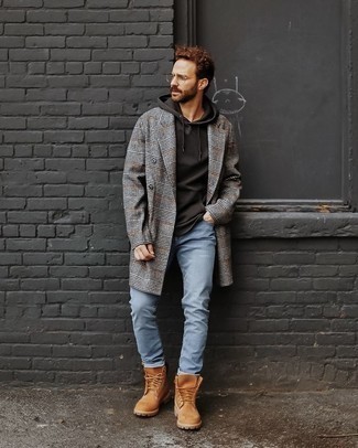 Come indossare e abbinare un soprabito grigio in modo casual: Coniuga un soprabito grigio con jeans azzurri per un look da sfoggiare sul lavoro. Per un look più rilassato, scegli un paio di stivali da lavoro in pelle marrone chiaro.