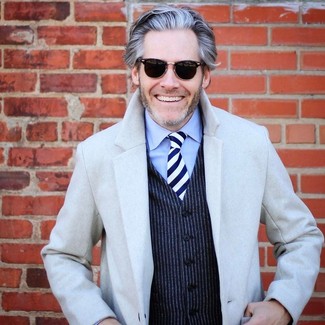 Come indossare e abbinare una cravatta a righe orizzontali blu scuro e rossa per un uomo di 40 anni quando fa freddo in modo formale: Scegli un soprabito grigio e una cravatta a righe orizzontali blu scuro e rossa per una silhouette classica e raffinata