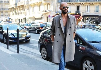 Look alla moda per uomo: Soprabito grigio, Jeans azzurri