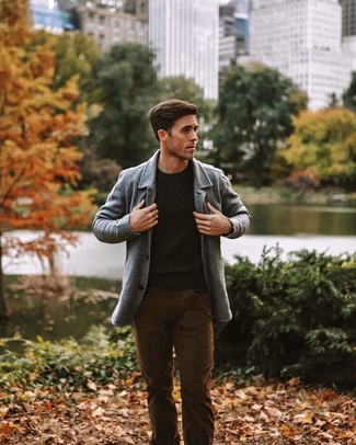 Come indossare e abbinare un soprabito grigio per un uomo di 20 anni quando fa gelo: Scegli un outfit composto da un soprabito grigio e jeans marrone scuro per creare un look smart casual.