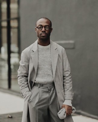 Come indossare e abbinare un soprabito grigio scuro per un uomo di 20 anni: Prova ad abbinare un soprabito grigio scuro con pantaloni eleganti a righe verticali grigi per un look elegante e alla moda.