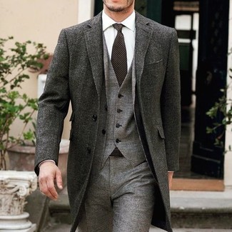 Come indossare e abbinare un soprabito grigio scuro: Abbina un soprabito grigio scuro con un abito a tre pezzi di lana grigio come un vero gentiluomo.