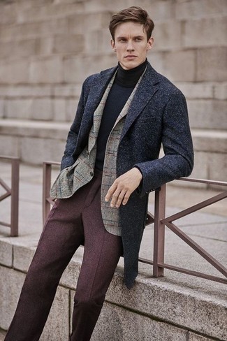 Come indossare e abbinare un soprabito grigio scuro per un uomo di 30 anni: Prova a combinare un soprabito grigio scuro con pantaloni eleganti di lana marrone scuro per un look elegante e alla moda.